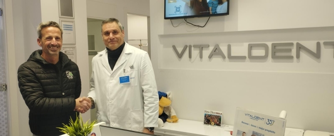 Firma del acuerdo de colaboración entre Fondistas Yecla y Vitaldent